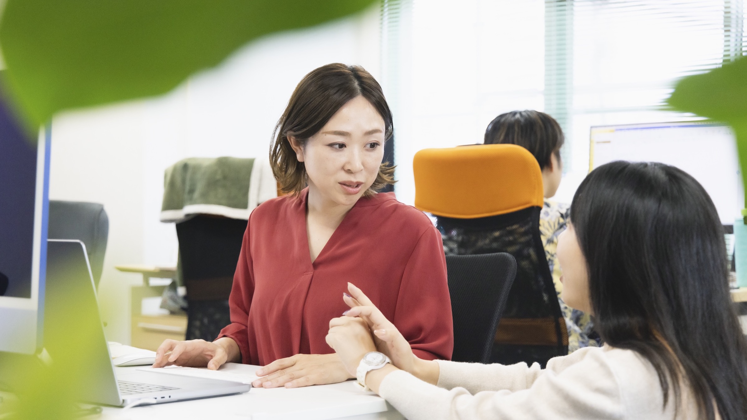 役割や仕事の変化を話し合うイメージ